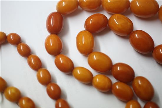 A single strand graduated oval amber bead necklace, 67cm.